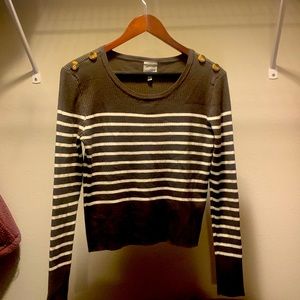 It’s an x-Large from the brand The Slope.